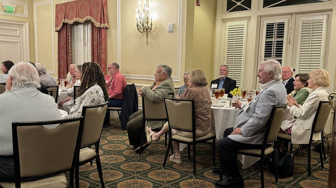 A packed dining room as the president delivers his address