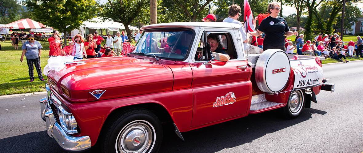 Alumni in Homecoming parade