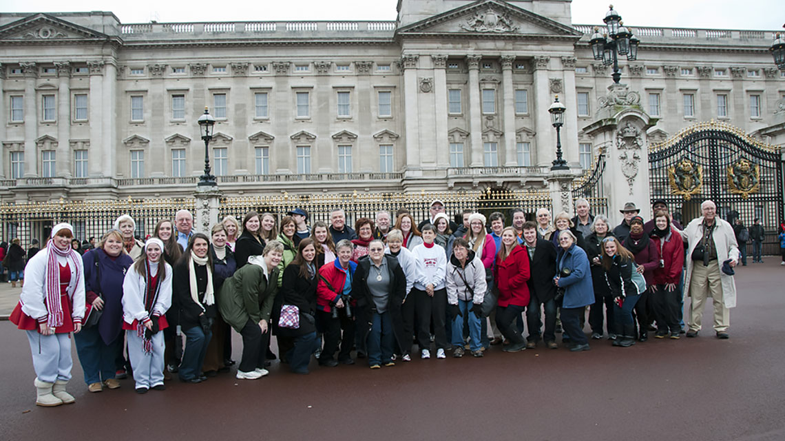 Alumni with Ballerinas in front of Buckingham Palace in London. 