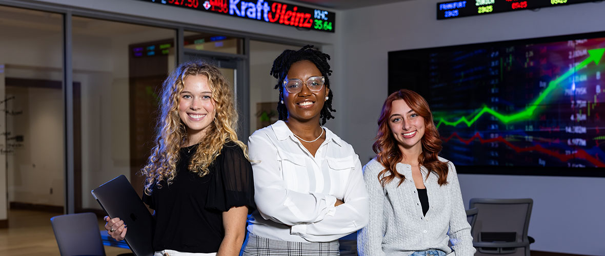 students in Merrill Hall's finance lab