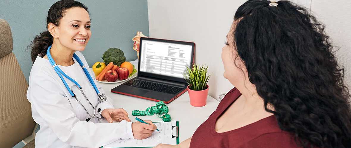 Dietician works with client at desk