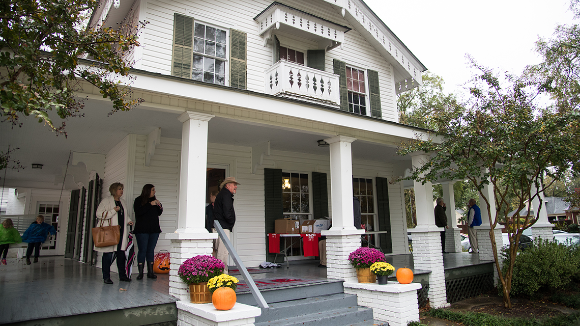Guests and alumni at Alumni House