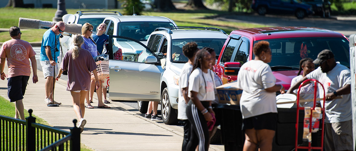 students moving into dorms